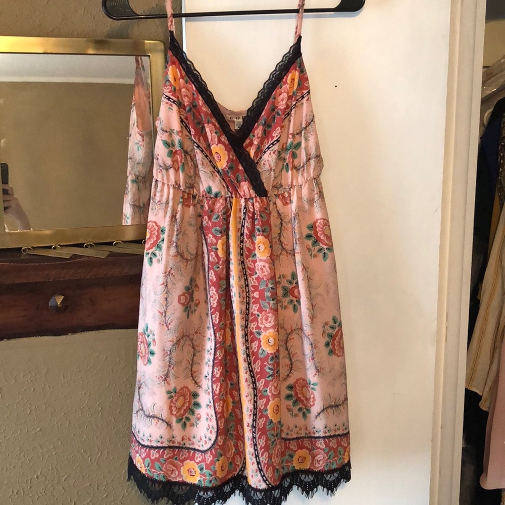 Pattern lace detail dress